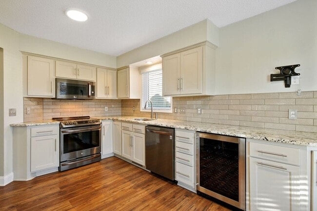 Building Photo - Pet-Friendly 3BR - 1/3.4 Home in Apple Val...