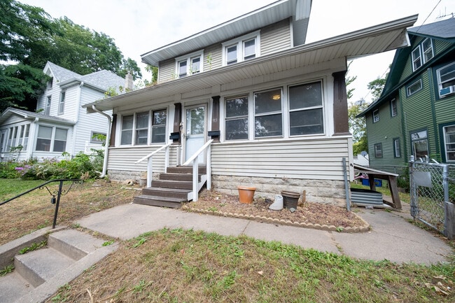 Building Photo - 911 6th St E Rental