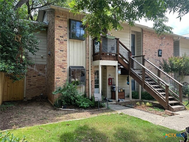Building Photo - 421 W San Antonio St Unit E1