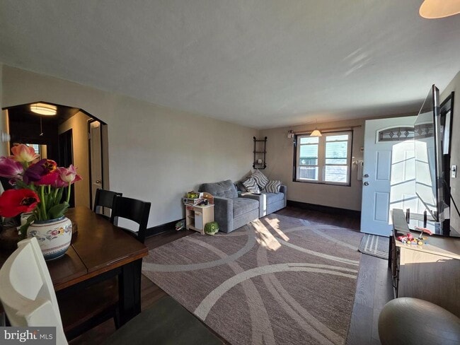 Building Photo - 14 Scarlet Ave