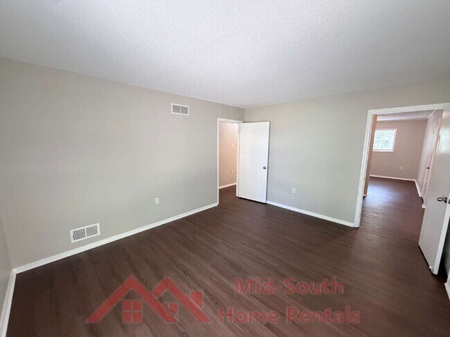 Photo - 729 Blackstone Ln