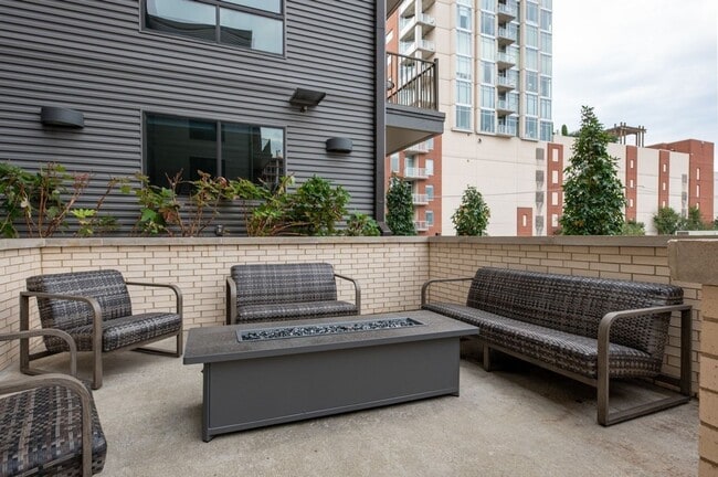 Building Photo - Sleek 1 Bedroom Condo walkable to all thin...