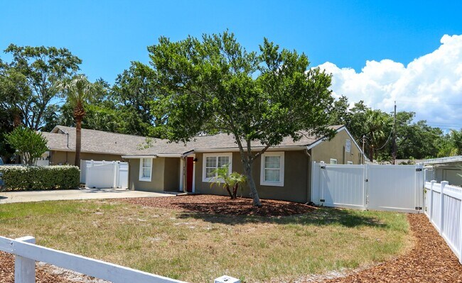Photo - 3 bedroom, 2.5 bathroom home is in a highly sought-after neighborhood in the heart of South Tampa...