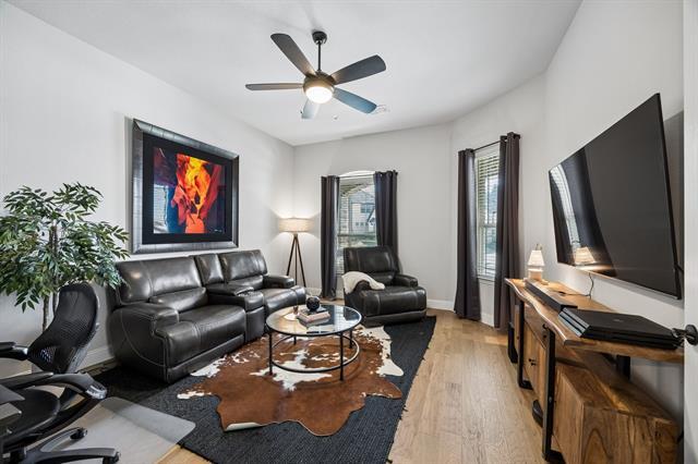 Photo - 406 Worthing Way