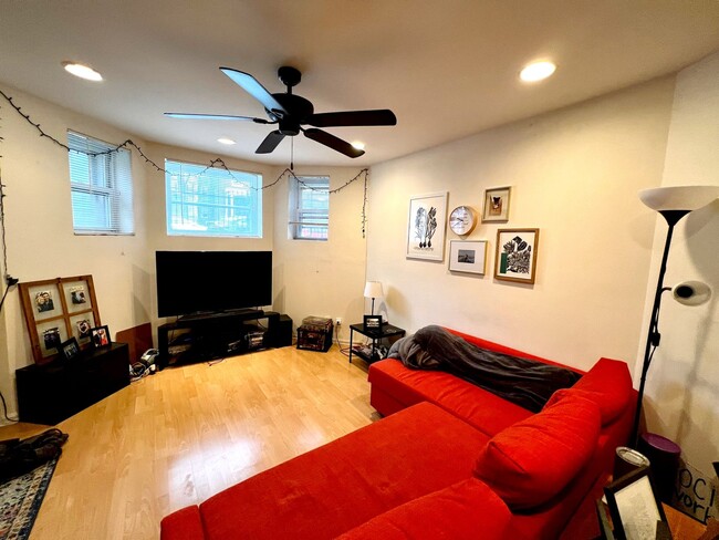 Wrigleyville - Garden-level 1-Bdrm Apartme... - Wrigleyville - Garden-level 1-Bdrm Apartme... Apartment Unit Garden