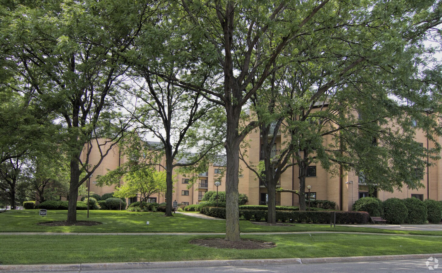 Photo - Courtyard Of Harwood Heights Apartments