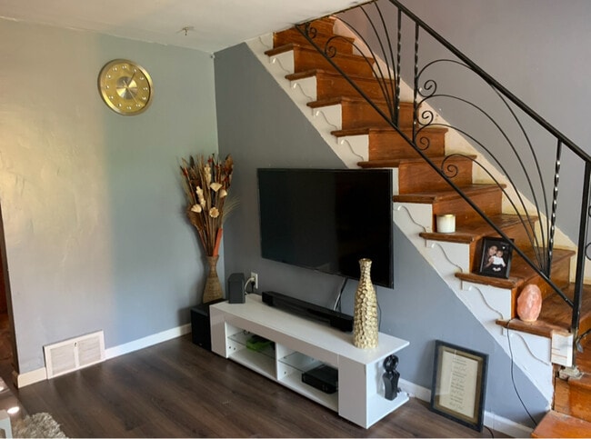 Photo - 6729 Short Ln