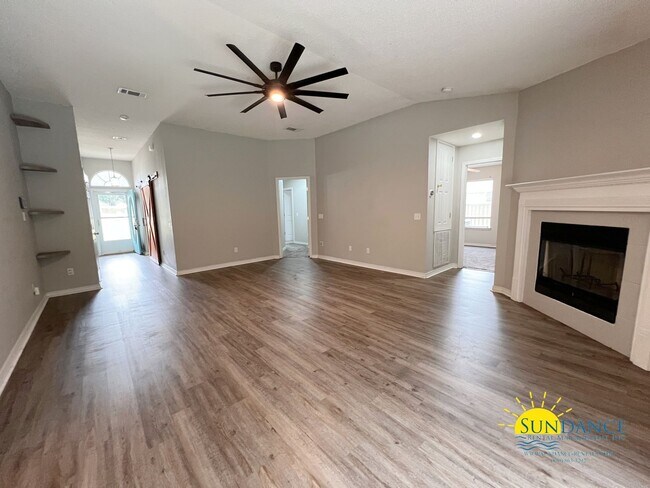 Photo - Beautiful 4 Bedroom Home with enclosed poo...