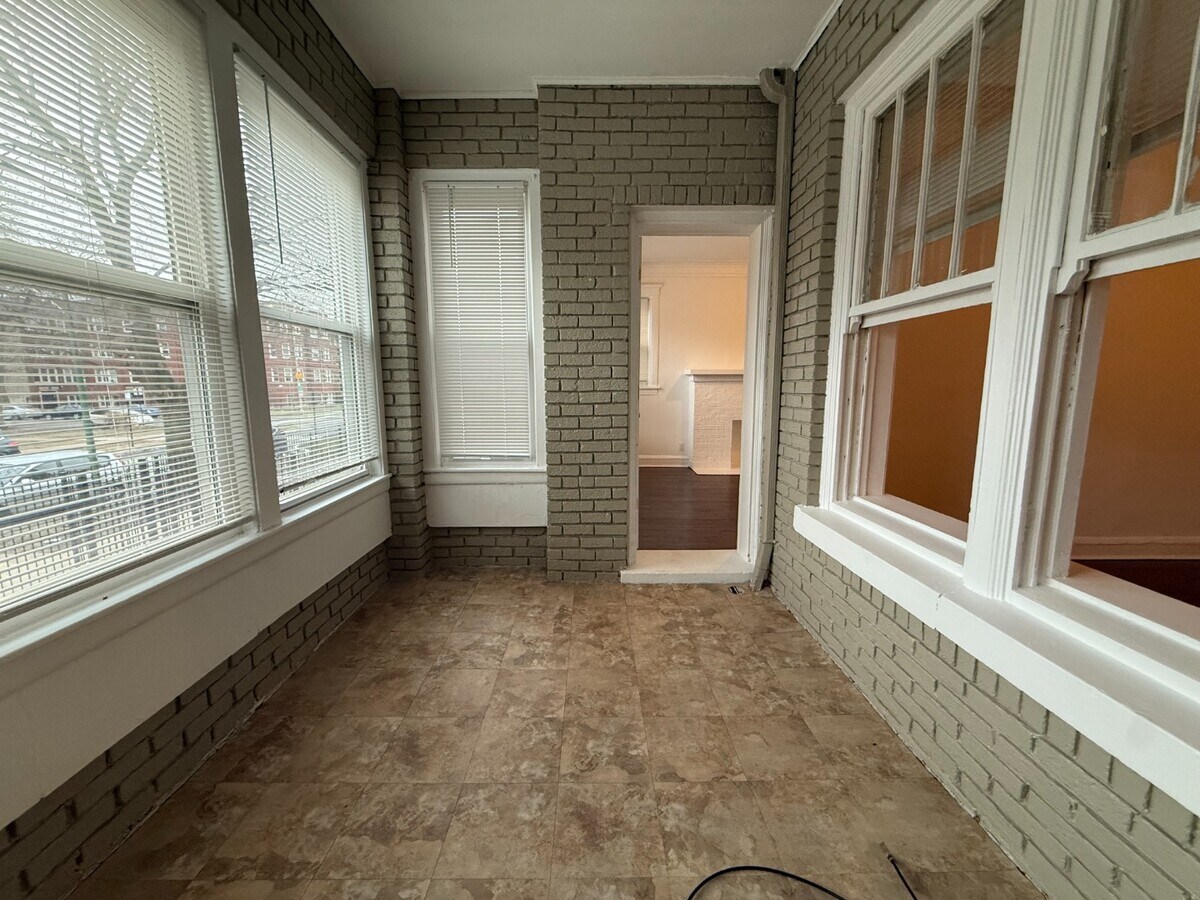 Rogers Park 2 Bed 1 Bath W/ Sun Room / Dog Friendly - Rogers Park 2 Bed 1 Bath W/ Sun Room / Dog Friendly Unit 2