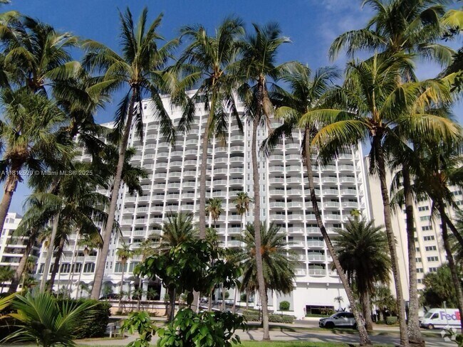 Building Photo - 5401 Collins Ave Unit 1110 Rental