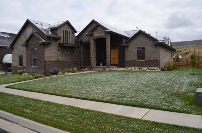 Building Photo - Great Home Available