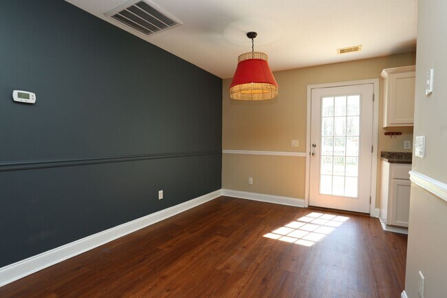 Photo - 3 Bedroom House close to Town!