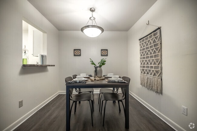 1 habitación, 1 baño - 669 pies cuadrados - Comedor - University Square