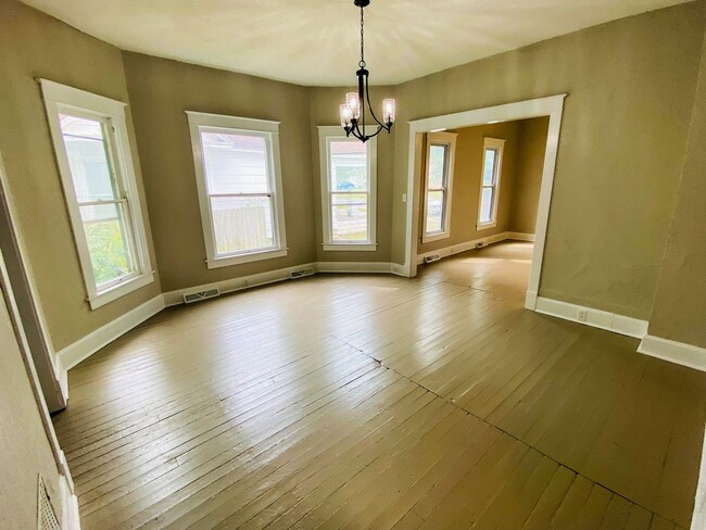 Photo - SPRING SPECIAL: HALF OF FIRST MONTH RENT!!... House