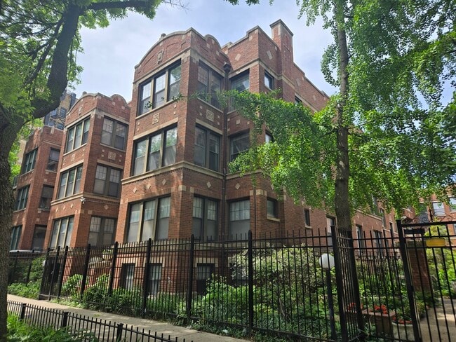 Building Photo - 1130 W Pratt Blvd Unit 1N