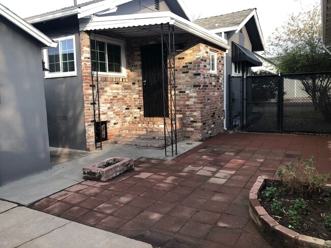 Photo - Newly Updated 2 Bedroom Unit in the heart of Roseville!