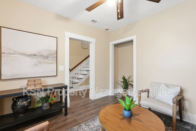 Photo - 716 W 38th St