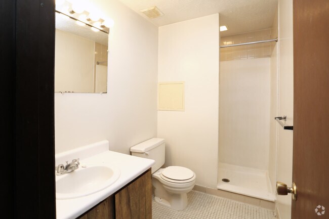 The Elm - Bathroom - Alcoma on the Green