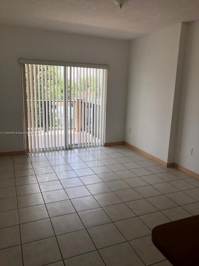 Photo - 3410 Coral Wy Unidad 307