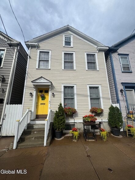 Building Photo - 126 N College St Unit 2