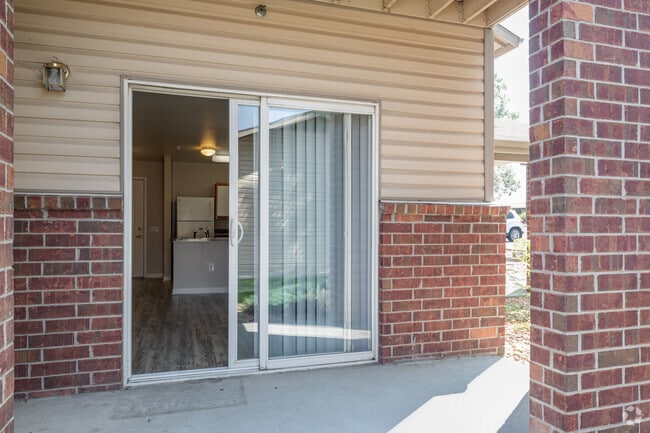 2BR, 1BA - 777SF