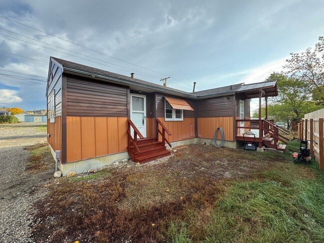 Building Photo - 2 bed 1 bath house.