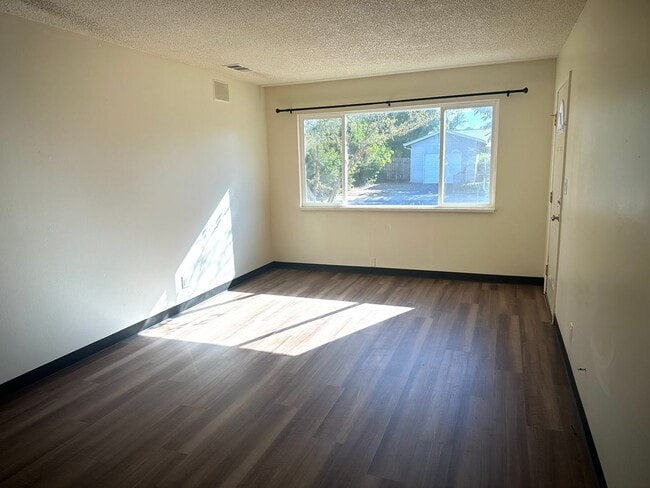 Photo - 3970 Meteor St
