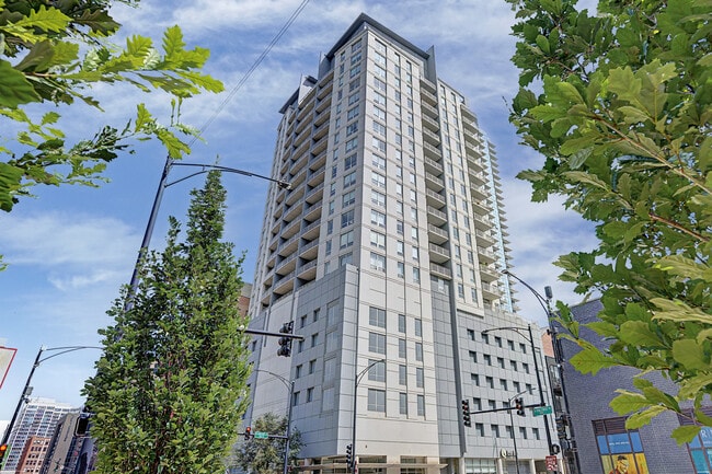 Building Photo - 330 W Grand Ave Unit 1405