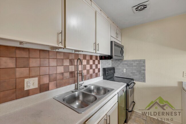 Photo - Yacht Club Condo - LAKE VIEWS-Great 3 Bedroom/2 Bath Unit w/Lake Access
