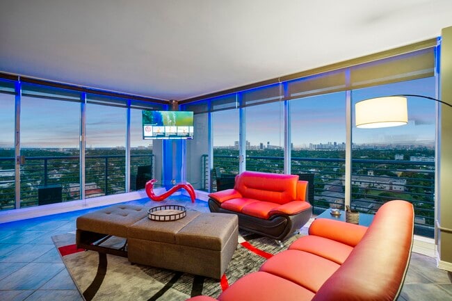 Building Photo - 1720 Harrison St Unit 12a