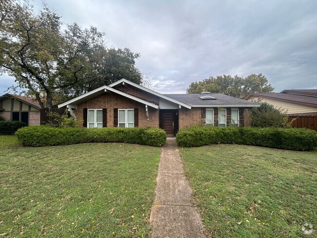 Building Photo - Spacious Family Home