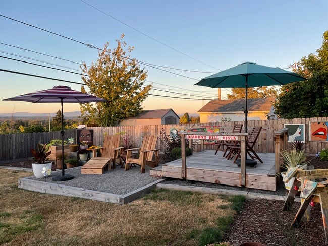 Building Photo - 12815 NE Fremont St Unit 1