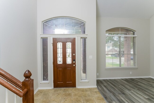 Photo - 121 Yeager Cir