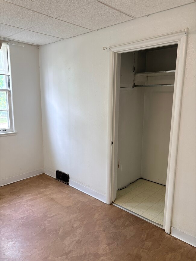 Bedroom - closet photo - Unger Apartments - 5-10 Minute Walk to UofM!