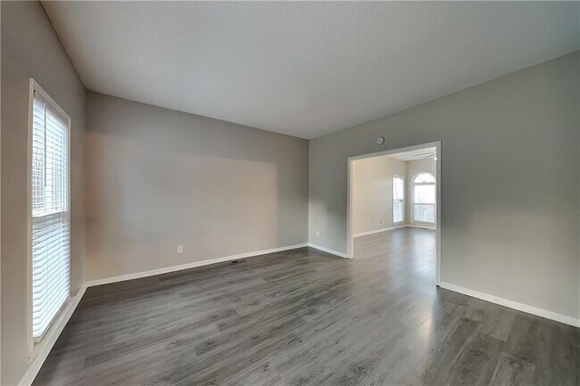 Photo - 1717 Victoria Way NW