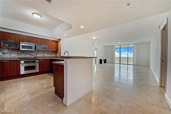 Building Photo - 14951 Royal Oaks Ln Unit 1908