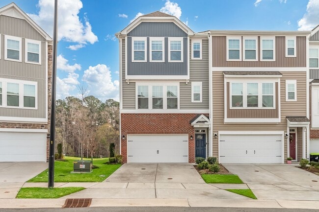 Building Photo - Gorgeous, Like New, 4-Bed 3.5-Bath in Brier Creek!