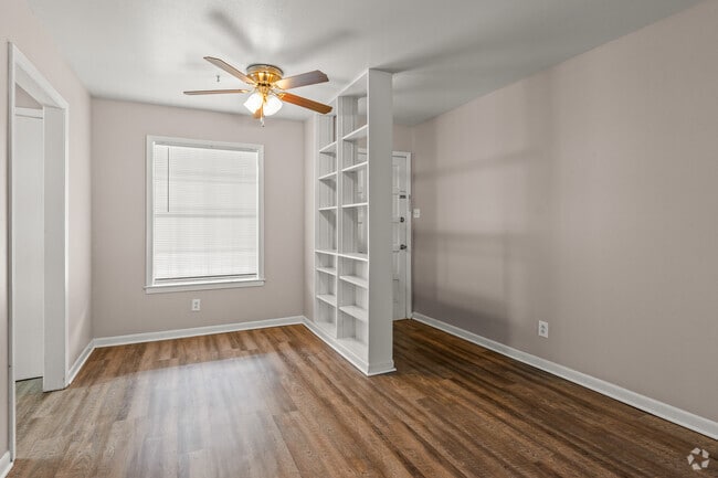 1BR, 1BA - 729SF - Dining Room