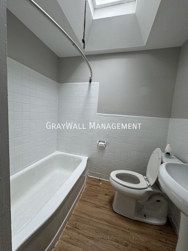Photo - 480 Westmont Dr