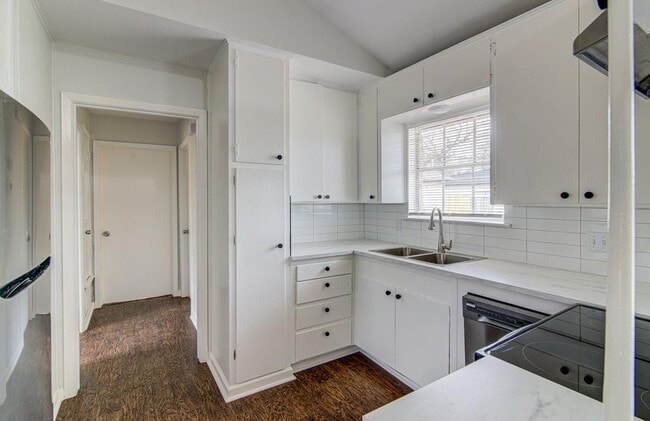 Photo - 5703 Gloucester Ln