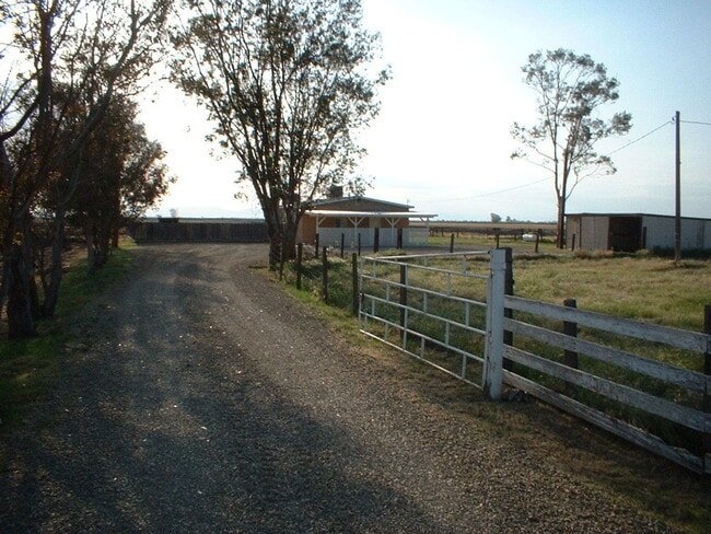 Building Photo - REDUCED!! 2 Bedroom 1 Bath Country Property!