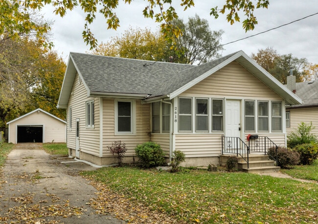 Building Photo - Adorable 2 Bedroom 1 Bath Home
