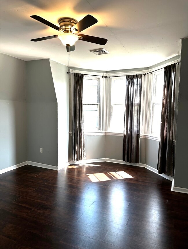 Front bedroom - 4909 Cedar Ave Unit #3