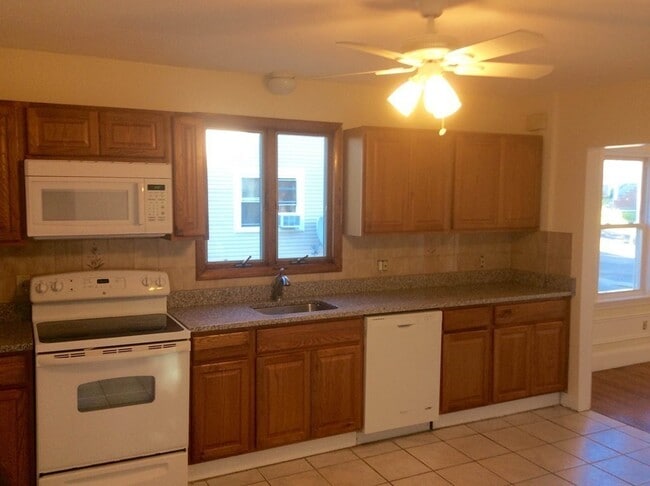 Building Photo - 61-63-63 Bartlett Ave Unit 61