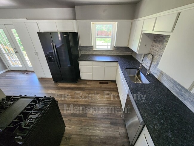 Photo - 1008 E 6th