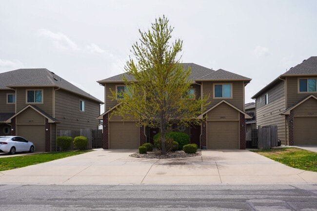 3-Bed Duplex w Garage + Fenced Yard - 3-Bed Duplex w Garage + Fenced Yard Townhome