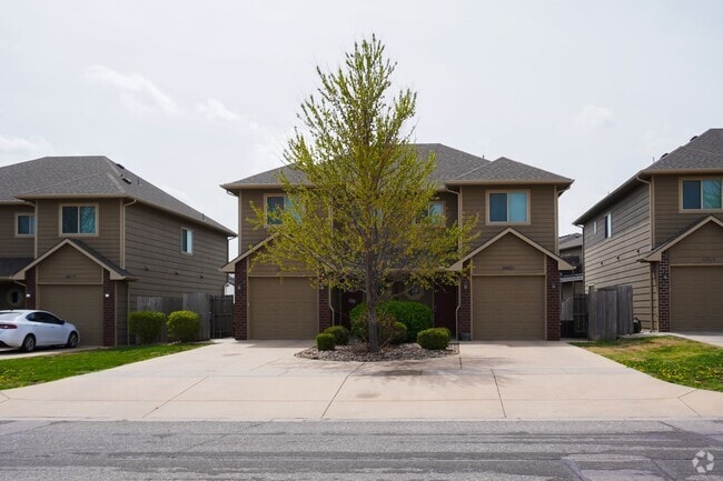 Building Photo - 3-Bed Duplex w Garage + Fenced Yard Rental