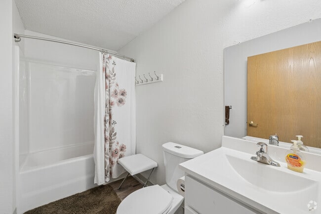 2BR, 1BA - 905SF - Bathroom