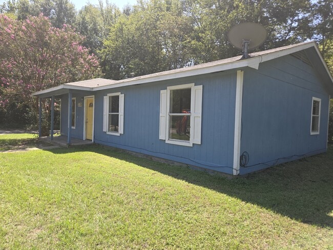 Building Photo - 2120 Railroad St Rental