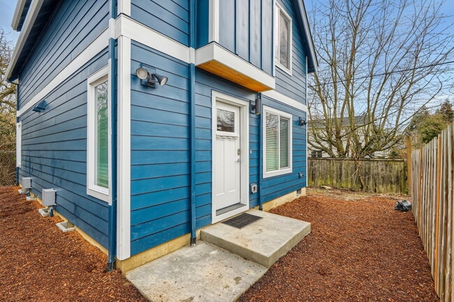 Building Photo - 6842 N Mears St Unit b